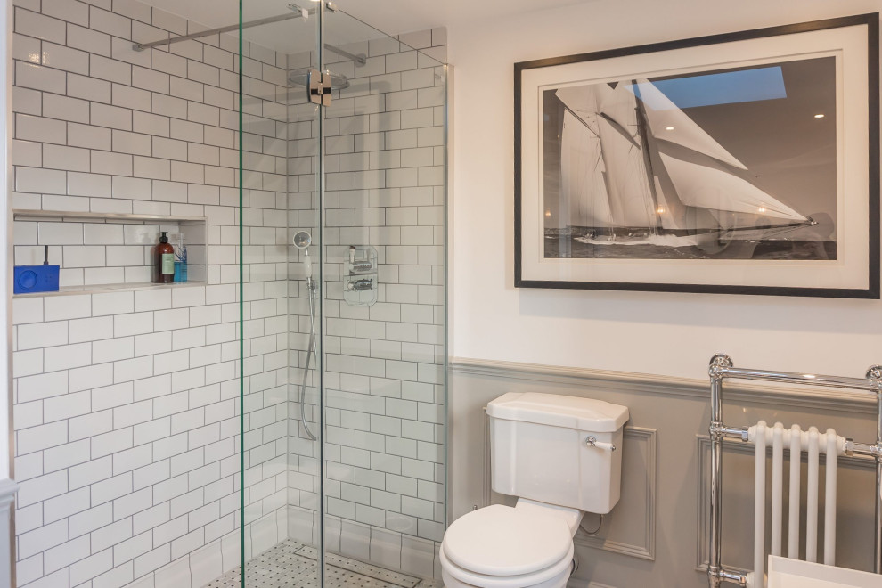 Immagine di una stanza da bagno contemporanea