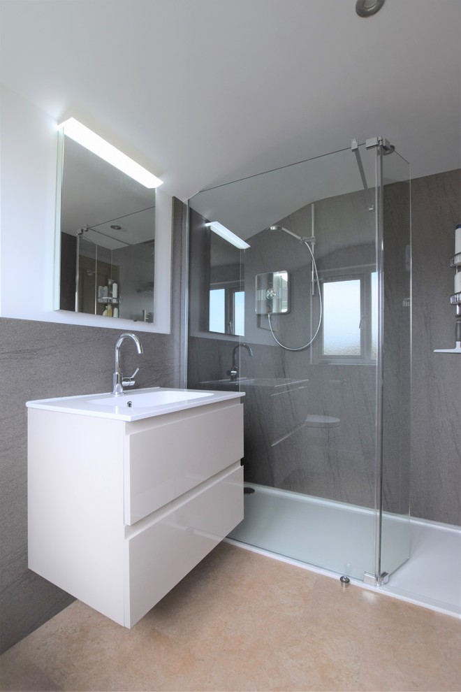 Exempel på ett mellanstort modernt en-suite badrum, med släta luckor, beige skåp, en öppen dusch, en toalettstol med hel cisternkåpa, vita väggar, linoleumgolv, ett väggmonterat handfat, beiget golv och med dusch som är öppen