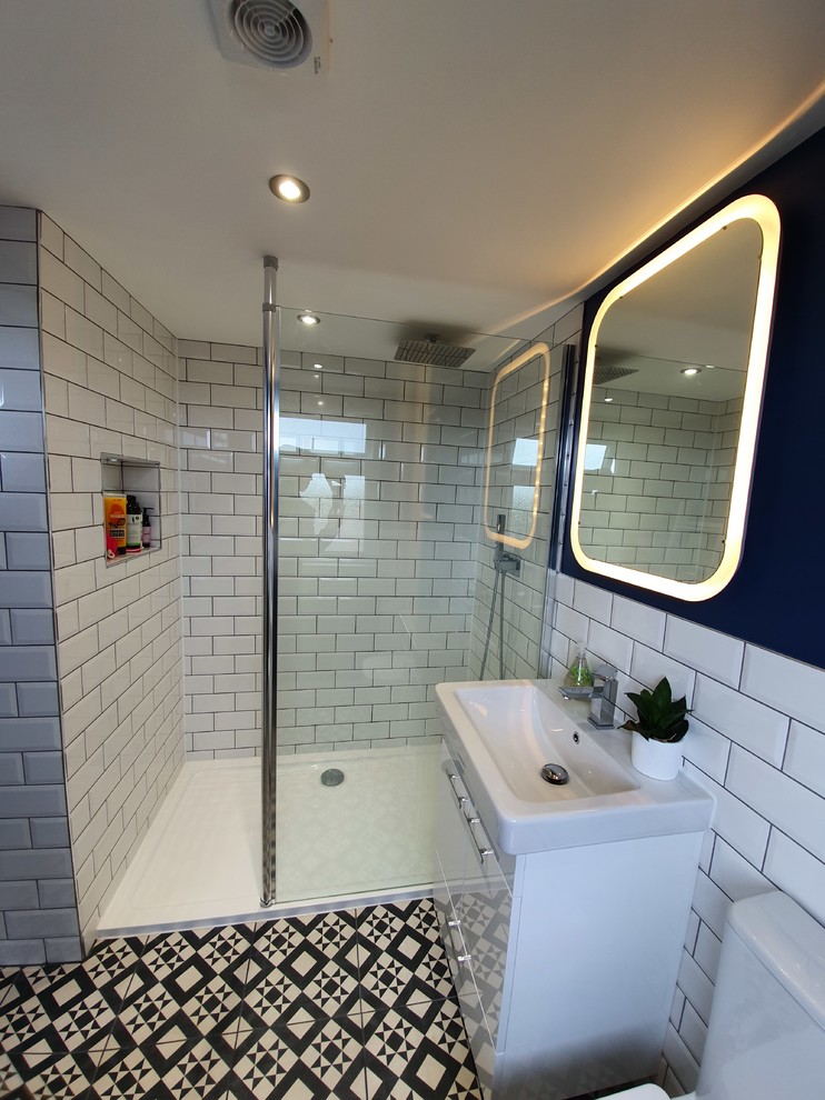 Идея дизайна: главная ванная комната среднего размера в стиле модернизм с плоскими фасадами, белыми фасадами, открытым душем, унитазом-моноблоком, белой плиткой, керамической плиткой, белыми стенами, полом из керамической плитки, разноцветным полом и открытым душем
