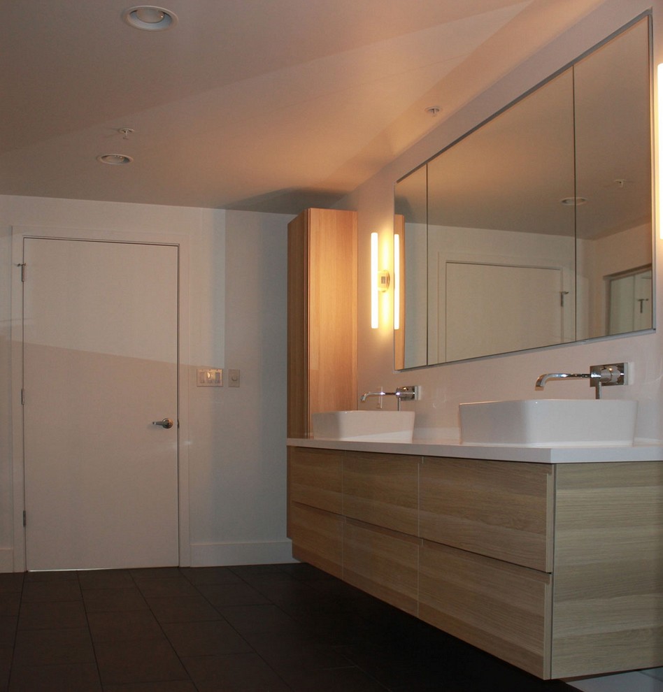 Пример оригинального дизайна: большая ванная комната в современном стиле с подвесной раковиной, плоскими фасадами, светлыми деревянными фасадами, двойным душем, инсталляцией, черной плиткой, керамической плиткой, белыми стенами и полом из керамической плитки