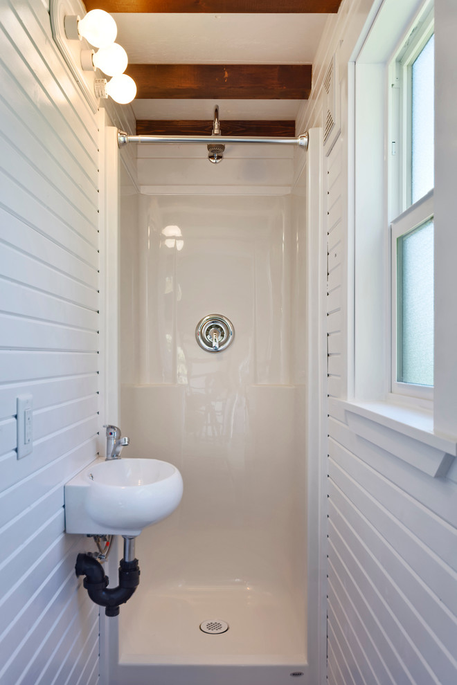 Kleines Klassisches Badezimmer mit Duschnische, Toilette mit Aufsatzspülkasten, weißer Wandfarbe, dunklem Holzboden und Wandwaschbecken in Vancouver