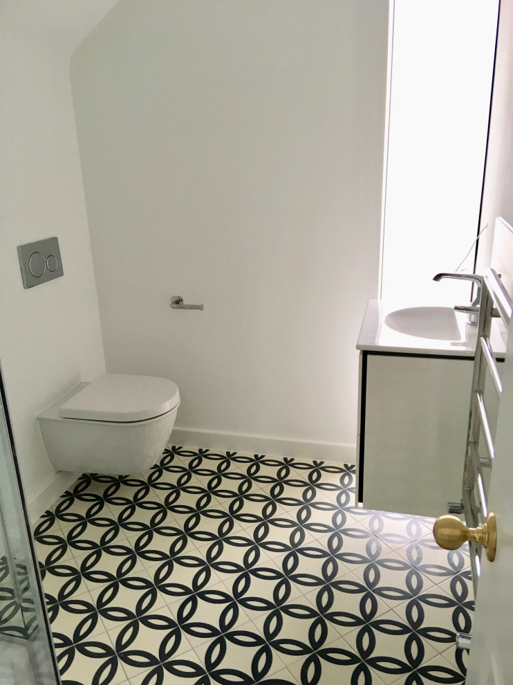 Ejemplo de cuarto de baño principal contemporáneo pequeño con armarios con paneles lisos y suelo de baldosas de cerámica