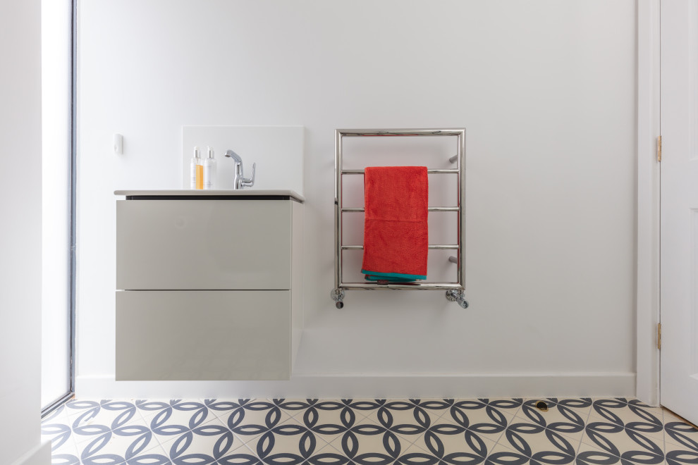 Idee per una piccola stanza da bagno padronale design con ante lisce e pavimento con piastrelle in ceramica