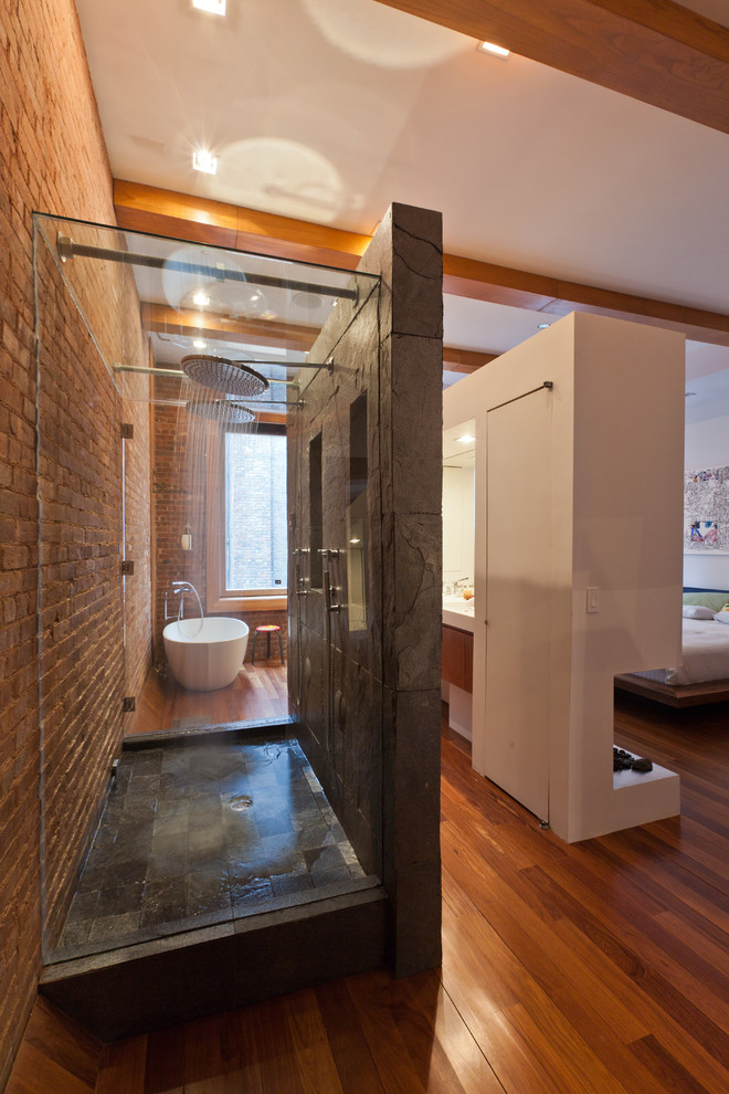На фото: ванная комната в современном стиле с отдельно стоящей ванной и плиткой из сланца