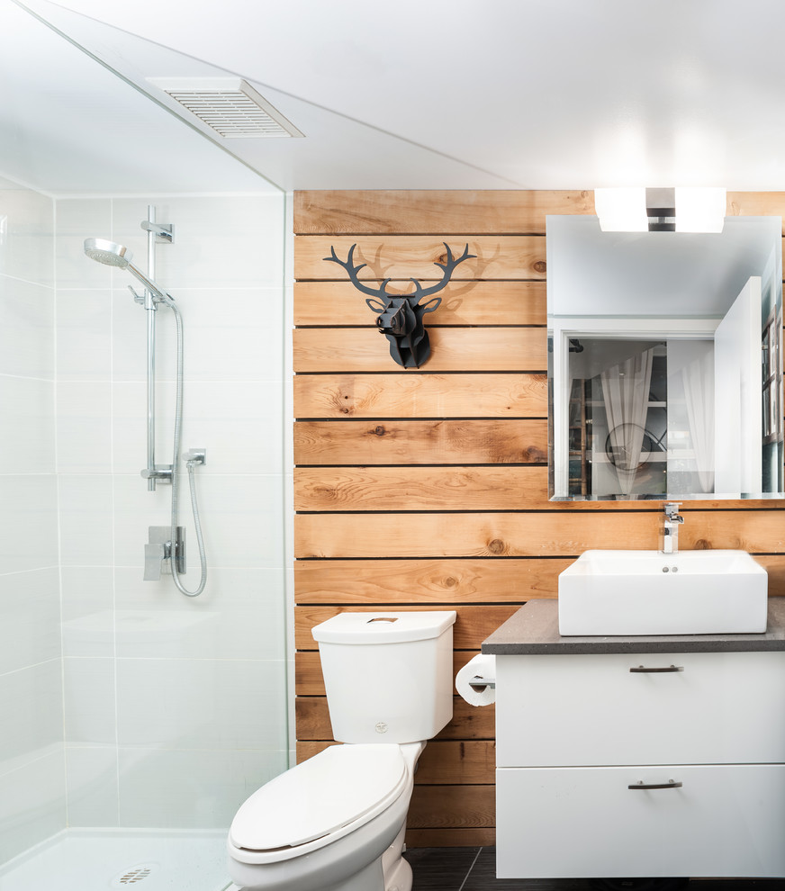 Modernes Badezimmer mit Aufsatzwaschbecken in Vancouver