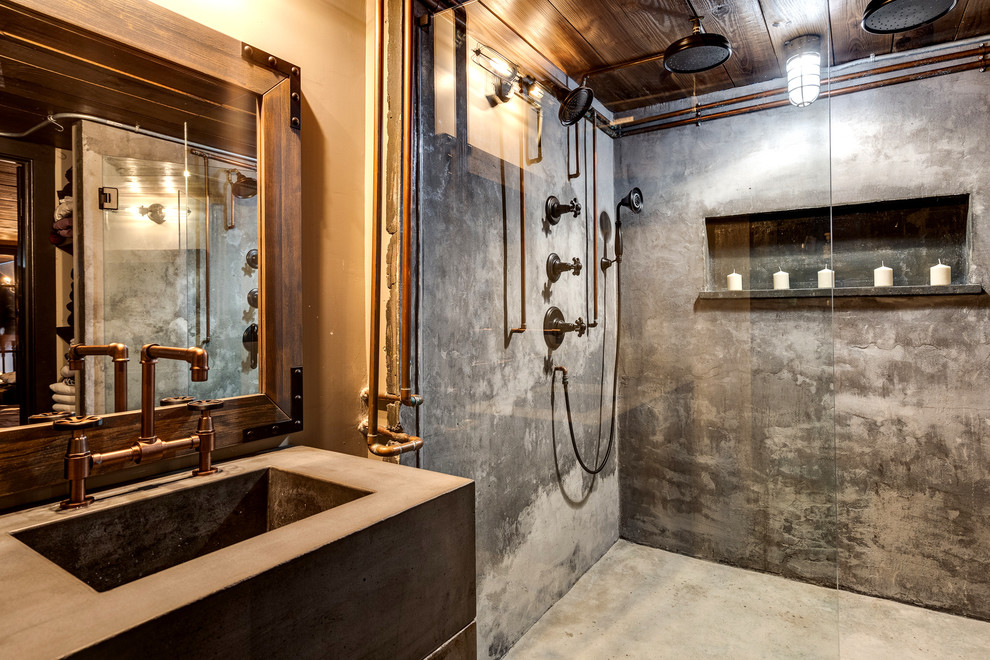 Idéer för att renovera ett industriellt grå grått en-suite badrum, med betonggolv, bänkskiva i betong, släta luckor, grå skåp, en kantlös dusch, bruna väggar, ett integrerad handfat, grått golv och med dusch som är öppen
