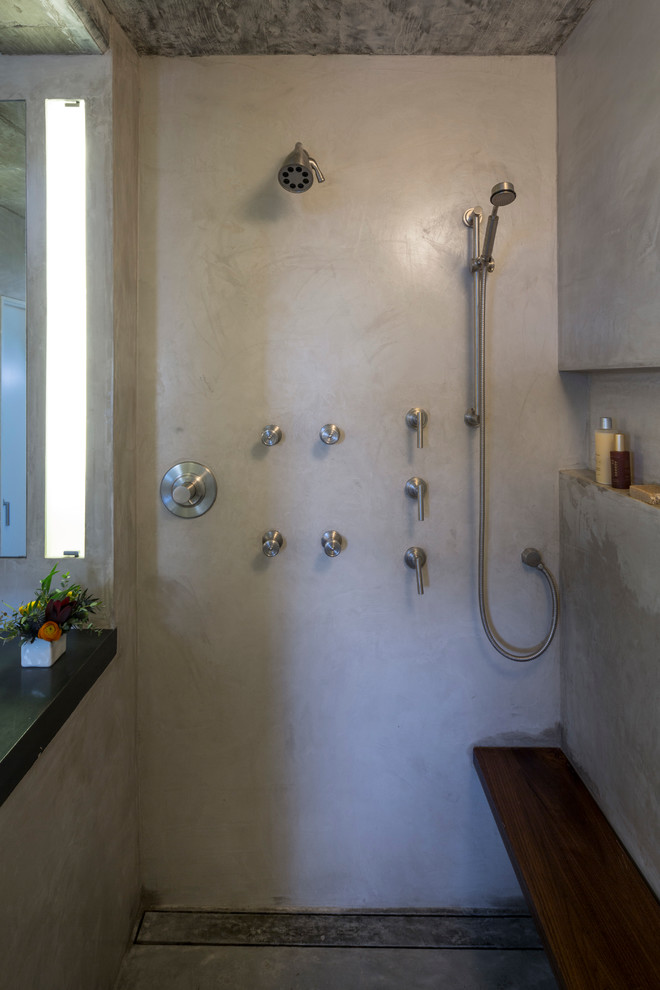 На фото: маленькая главная ванная комната в стиле лофт с монолитной раковиной, полновстраиваемой ванной, открытым душем, инсталляцией и бетонным полом для на участке и в саду с