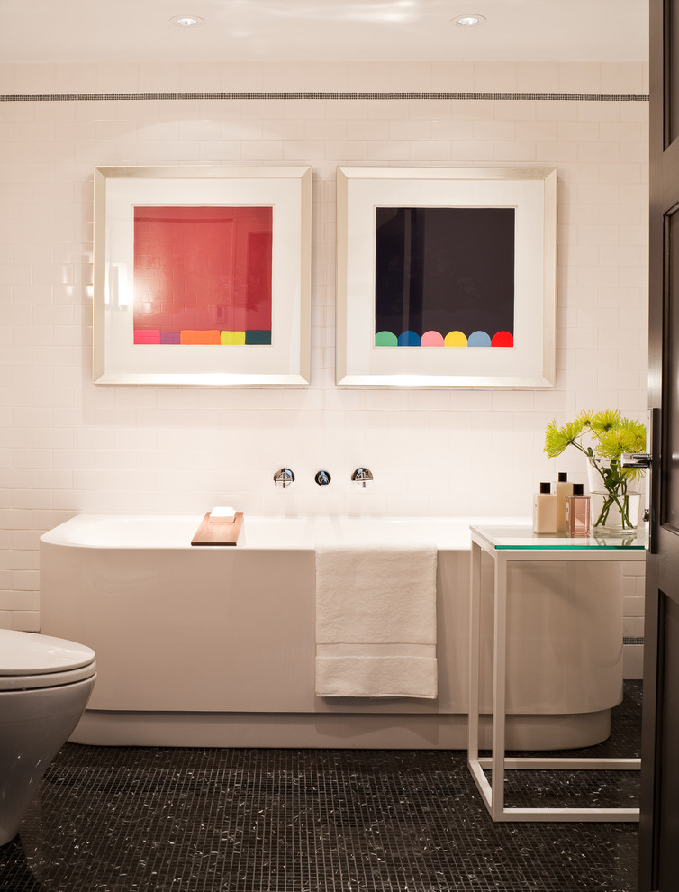 Ejemplo de cuarto de baño clásico renovado de tamaño medio con lavabo con pedestal, bañera exenta, sanitario de una pieza, baldosas y/o azulejos negros, baldosas y/o azulejos en mosaico, paredes blancas y suelo de mármol
