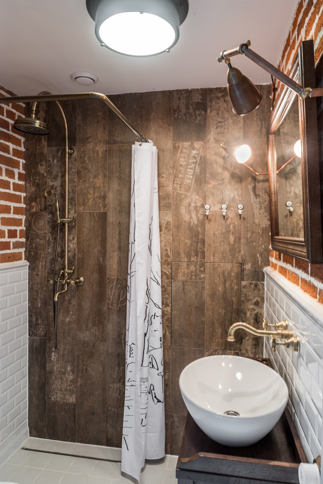 Foto de cuarto de baño industrial pequeño con ducha a ras de suelo, baldosas y/o azulejos blancos, baldosas y/o azulejos marrones, baldosas y/o azulejos de cemento, aseo y ducha y lavabo sobreencimera