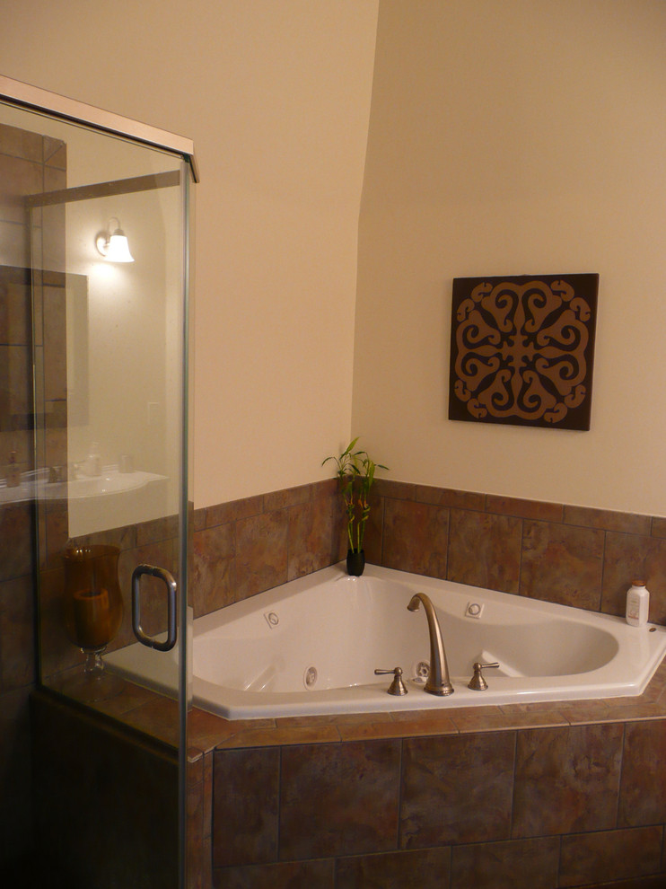Mittelgroßes Modernes Badezimmer En Suite mit Whirlpool, bodengleicher Dusche, beiger Wandfarbe und Porzellan-Bodenfliesen in New York