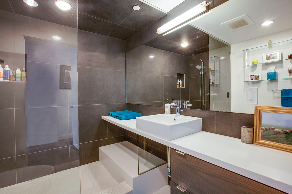 Идея дизайна: ванная комната в современном стиле с настольной раковиной, плоскими фасадами, серой плиткой и серыми стенами
