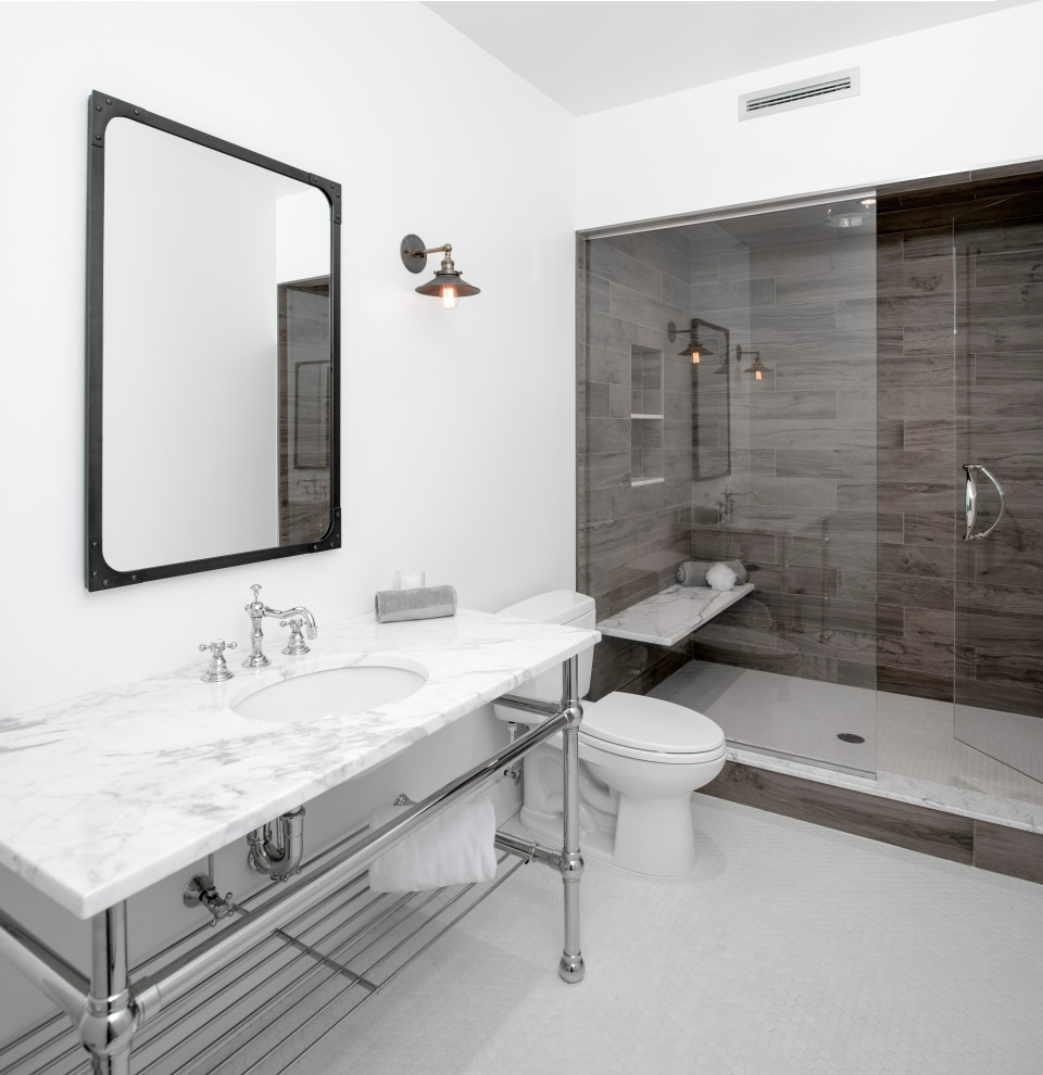 Источник вдохновения для домашнего уюта: ванная комната среднего размера в стиле лофт с раздельным унитазом, керамогранитной плиткой, белыми стенами, полом из керамической плитки, душевой кабиной, врезной раковиной, мраморной столешницей, белым полом, душем с распашными дверями, белой столешницей, сиденьем для душа, тумбой под одну раковину и напольной тумбой