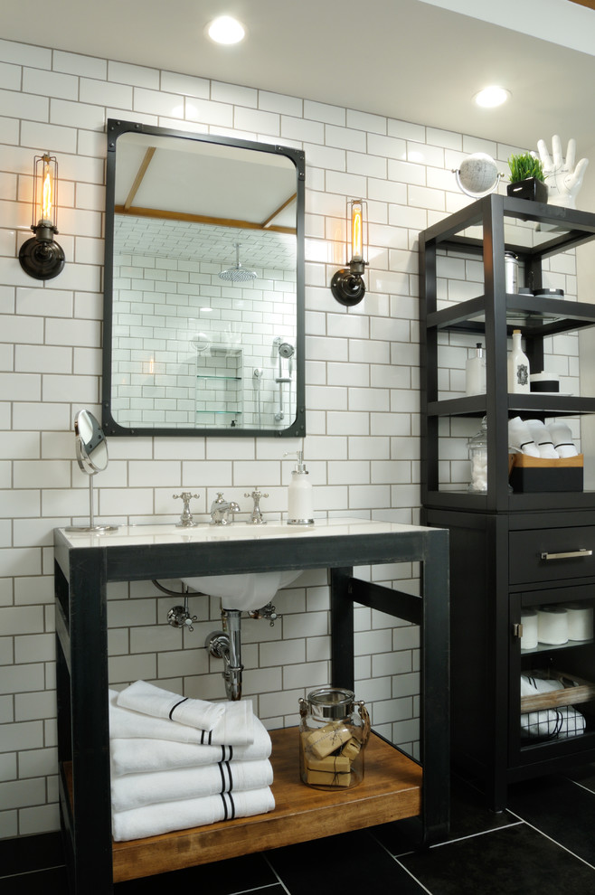 Immagine di una stanza da bagno industriale con lavabo a consolle, piastrelle bianche e piastrelle diamantate