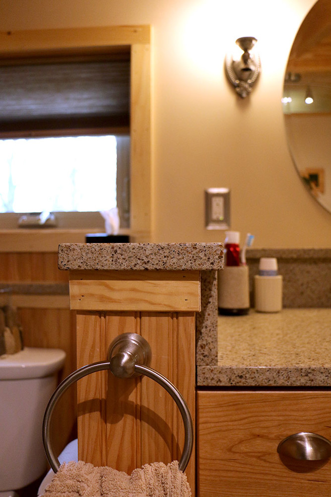 Mittelgroßes Uriges Badezimmer En Suite mit flächenbündigen Schrankfronten, hellen Holzschränken, Eckdusche und Toilette mit Aufsatzspülkasten in Bridgeport