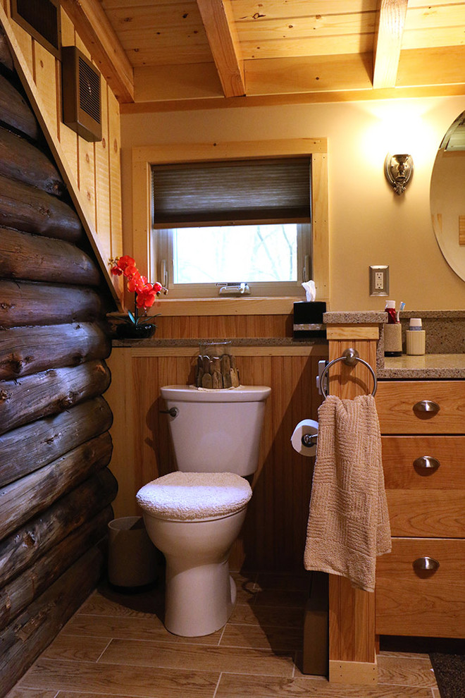 На фото: главная ванная комната среднего размера, в деревянном доме в стиле рустика с плоскими фасадами, светлыми деревянными фасадами, угловым душем и унитазом-моноблоком с