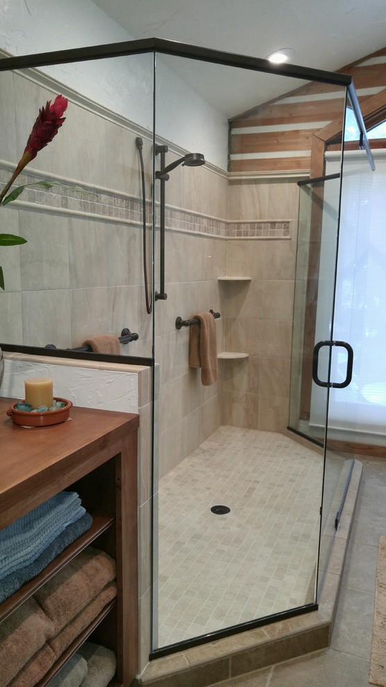 Idées déco pour un très grand sauna craftsman en bois foncé avec un lavabo posé, un placard à porte shaker, un plan de toilette en verre, WC séparés, un carrelage beige, des carreaux de porcelaine, un mur blanc et un sol en carrelage de porcelaine.