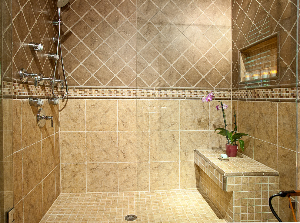 На фото: большая баня и сауна в классическом стиле с бежевой плиткой, коричневыми стенами и полом из керамогранита