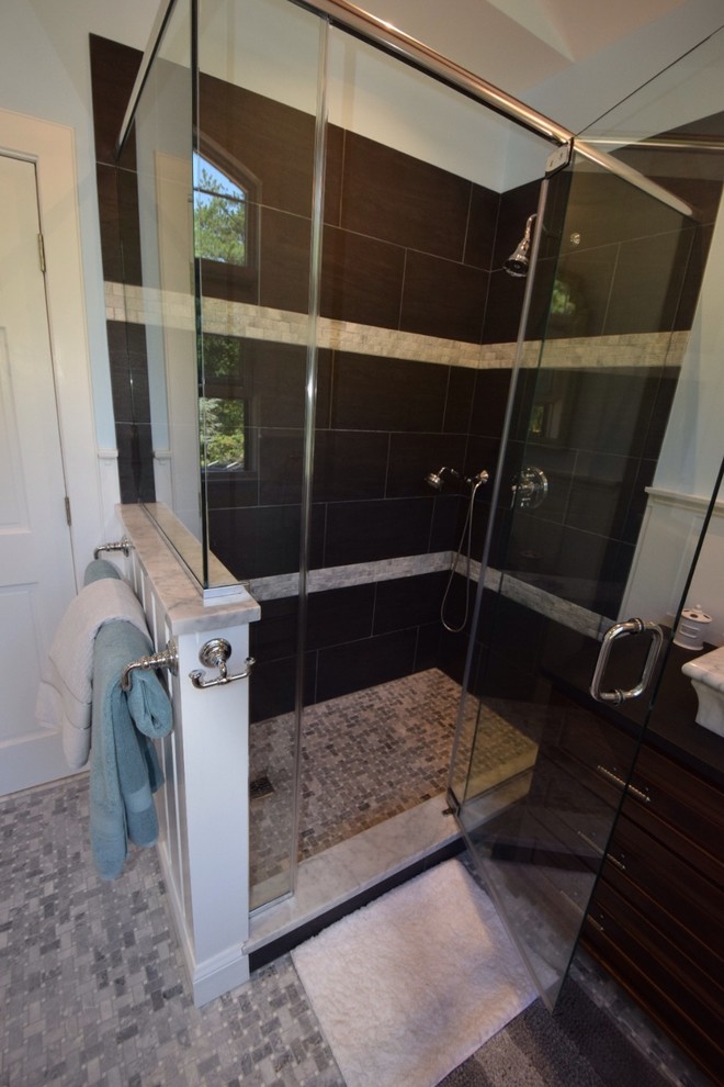 Пример оригинального дизайна: главная ванная комната среднего размера в стиле рустика с фасадами островного типа, темными деревянными фасадами, открытым душем, раздельным унитазом, черной плиткой, керамической плиткой, синими стенами, полом из керамической плитки и настольной раковиной