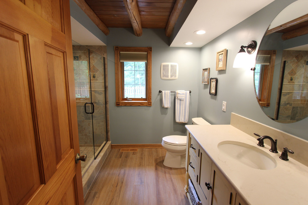 Стильный дизайн: главная ванная комната среднего размера в стиле рустика с угловым душем, бежевой плиткой, керамогранитной плиткой, синими стенами, полом из керамогранита, врезной раковиной и бежевым полом - последний тренд