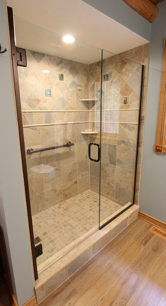 Idee per una stanza da bagno padronale rustica di medie dimensioni con doccia ad angolo, piastrelle beige, piastrelle in gres porcellanato, pareti blu, pavimento in gres porcellanato, lavabo sottopiano e pavimento beige