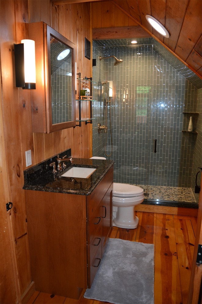 Immagine di una stanza da bagno stile rurale con ante in stile shaker, ante in legno scuro, doccia alcova, WC a due pezzi, piastrelle di vetro, top in granito e porta doccia a battente