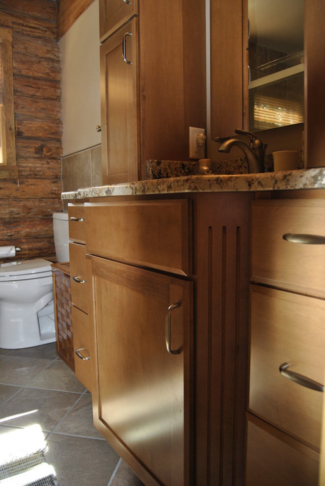 Idéer för ett litet rustikt en-suite badrum, med ett undermonterad handfat, skåp i shakerstil, skåp i mellenmörkt trä, granitbänkskiva, ett badkar i en alkov, en dusch i en alkov, en toalettstol med separat cisternkåpa, beige kakel, porslinskakel, beige väggar och klinkergolv i porslin