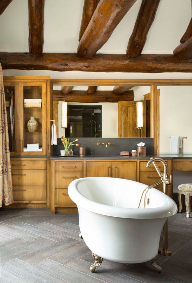 Großes Rustikales Badezimmer En Suite mit hellbraunen Holzschränken, Löwenfuß-Badewanne, weißer Wandfarbe und flächenbündigen Schrankfronten in Denver