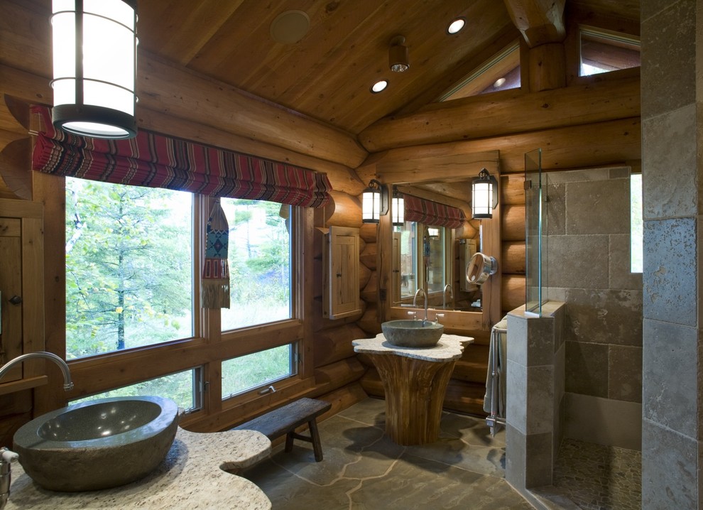 Пример оригинального дизайна: ванная комната в стиле рустика с настольной раковиной