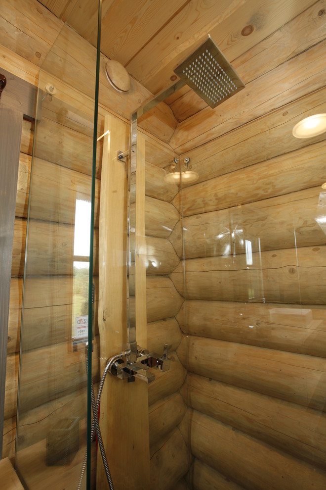 Diseño de cuarto de baño de estilo americano extra grande con armarios con paneles lisos, ducha a ras de suelo y aseo y ducha