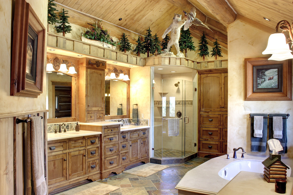 Idee per una stanza da bagno stile rurale con ante con riquadro incassato, ante in legno scuro, top in marmo, doccia ad angolo, piastrelle grigie e piastrelle in pietra