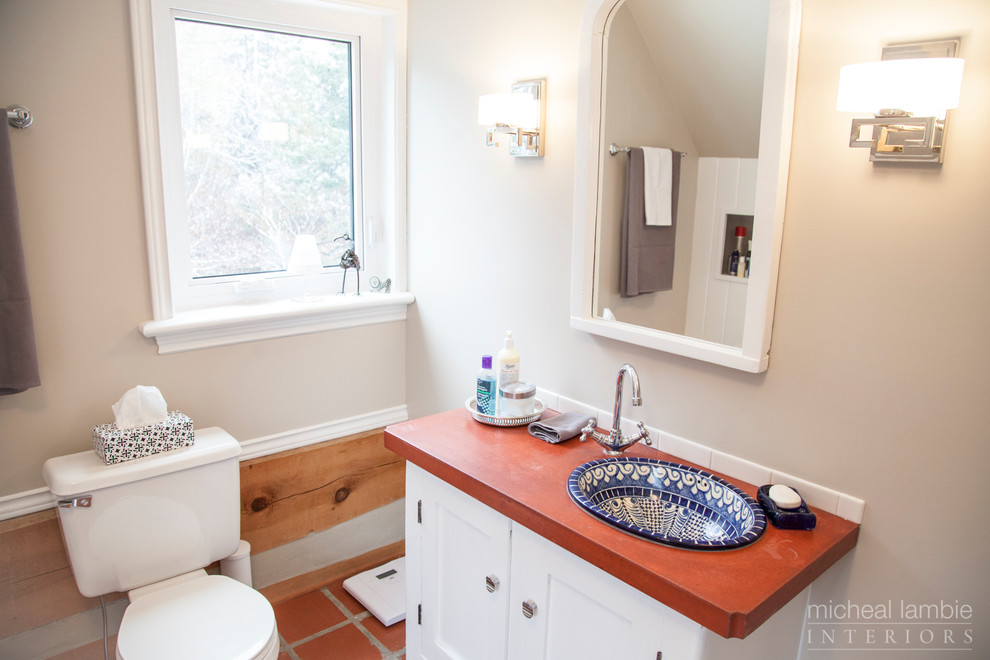Rustik inredning av ett badrum, med ett nedsänkt handfat, skåp i shakerstil, vita skåp, bänkskiva i betong, ett badkar i en alkov, en dusch/badkar-kombination, en toalettstol med separat cisternkåpa och keramikplattor