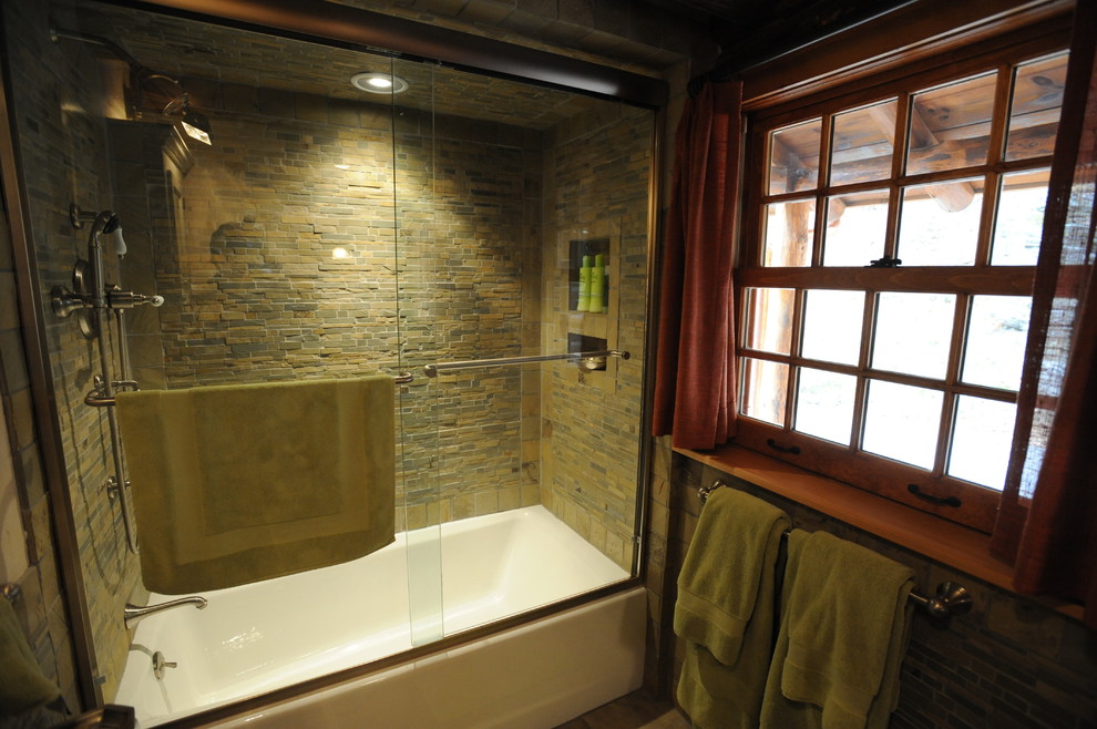 Foto di una stanza da bagno padronale rustica con lavabo sottopiano, vasca ad alcova, vasca/doccia, WC monopezzo, piastrelle in pietra e pavimento in ardesia