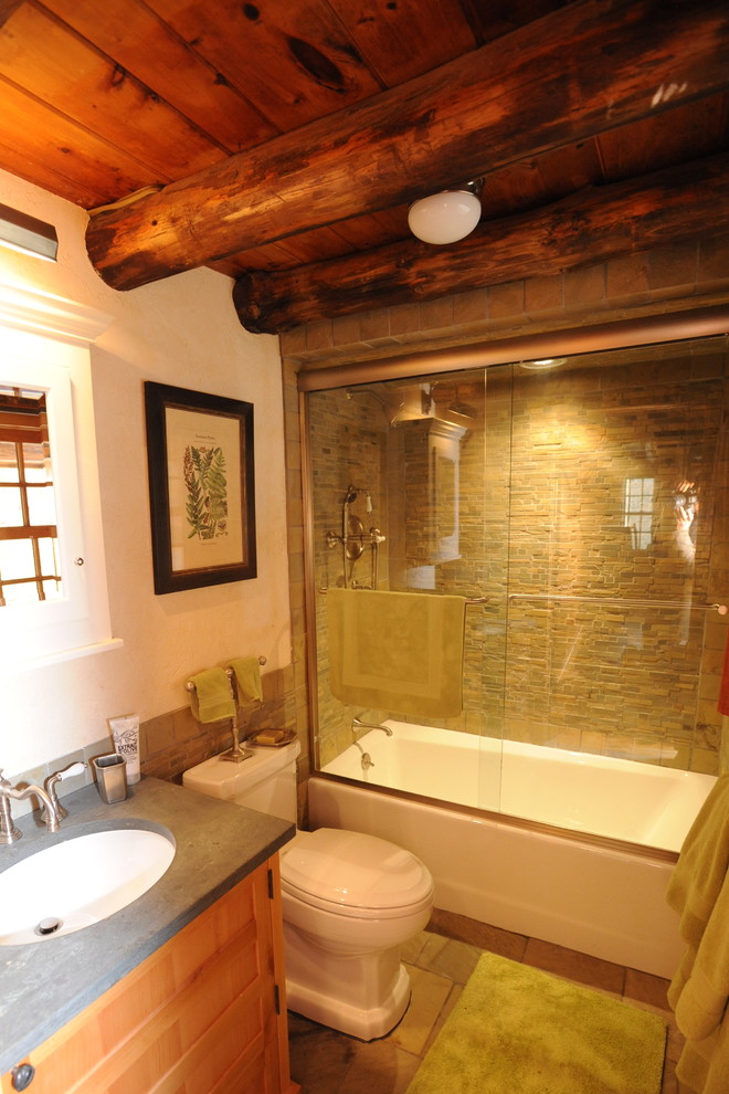 Idee per una stanza da bagno padronale stile rurale con lavabo sottopiano, vasca ad alcova, vasca/doccia, WC monopezzo, piastrelle in pietra e pavimento in ardesia