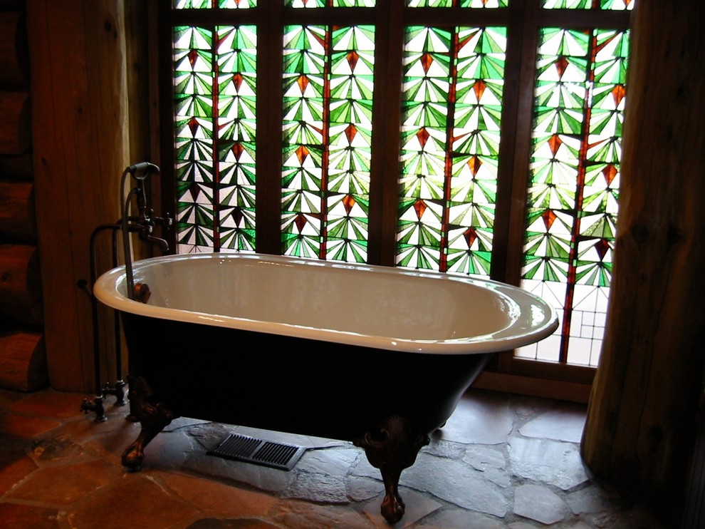 Bild på ett rustikt badrum, med ett fristående badkar
