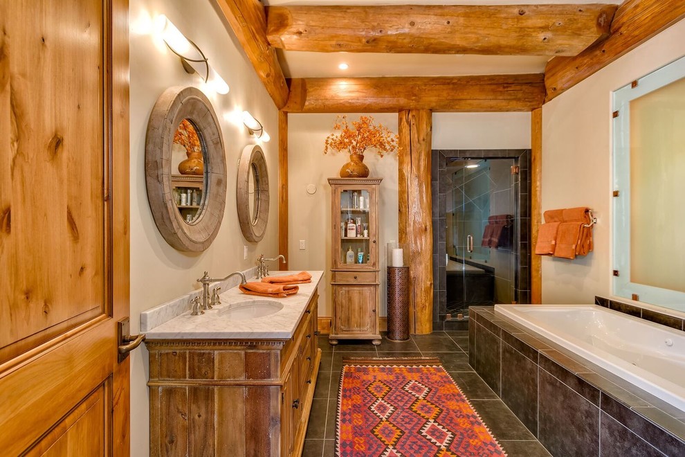 Идея дизайна: главная ванная комната в деревянном доме в стиле рустика с фасадами цвета дерева среднего тона, накладной ванной, душем в нише, коричневой плиткой, врезной раковиной, коричневым полом, душем с распашными дверями и фасадами с утопленной филенкой