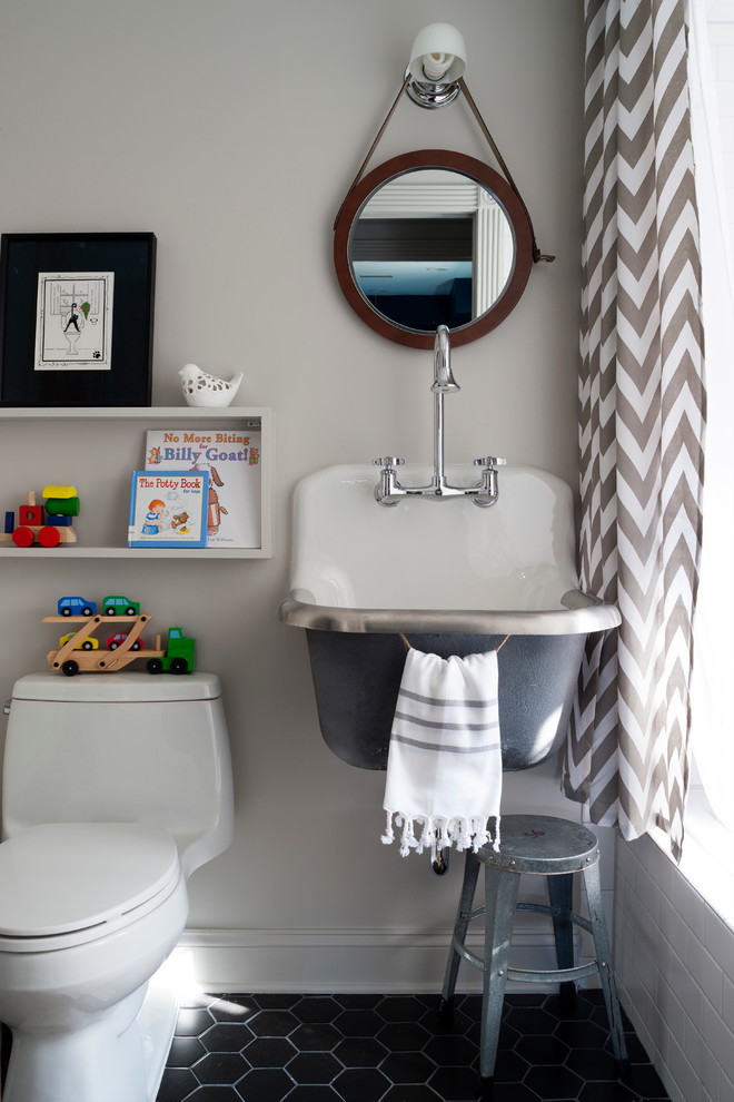 Cette photo montre une petite salle de bain chic pour enfant avec un lavabo suspendu, WC à poser, un carrelage blanc, un carrelage métro, un mur gris et un sol en carrelage de porcelaine.