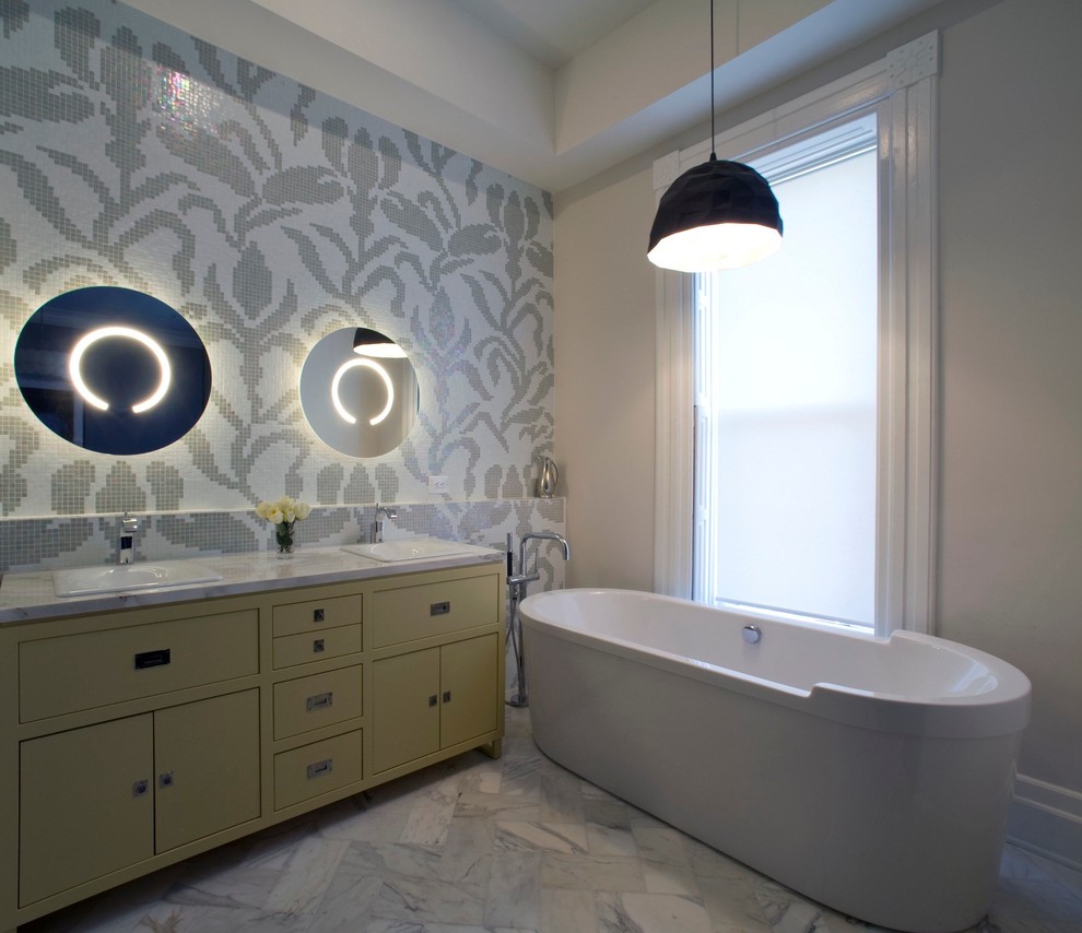 Идея дизайна: ванная комната в современном стиле с отдельно стоящей ванной и зеркалом с подсветкой