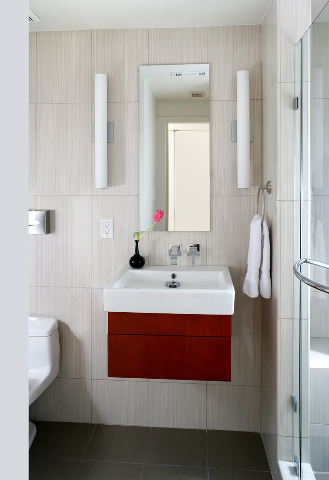 Idee per una stanza da bagno contemporanea con lavabo sospeso, ante lisce, ante in legno scuro, doccia alcova, WC monopezzo, piastrelle beige, piastrelle in ceramica, pareti beige e pavimento nero