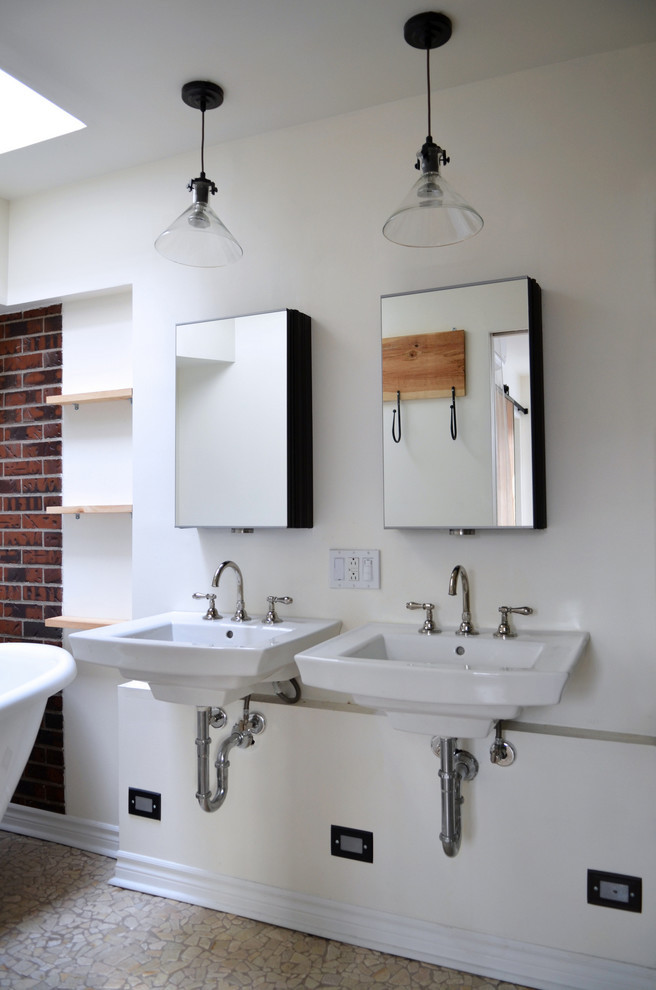 Exemple d'une salle de bain principale tendance de taille moyenne avec un lavabo suspendu, un mur blanc et un sol en galet.
