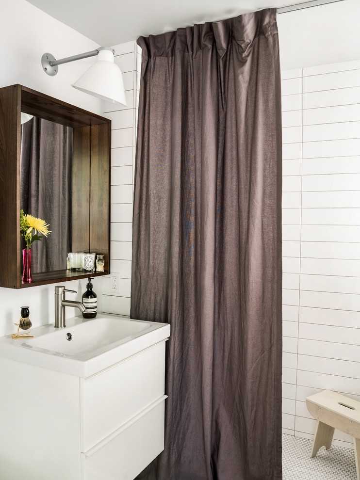 シカゴにある小さなコンテンポラリースタイルのおしゃれな浴室 (バリアフリー、白いタイル) の写真