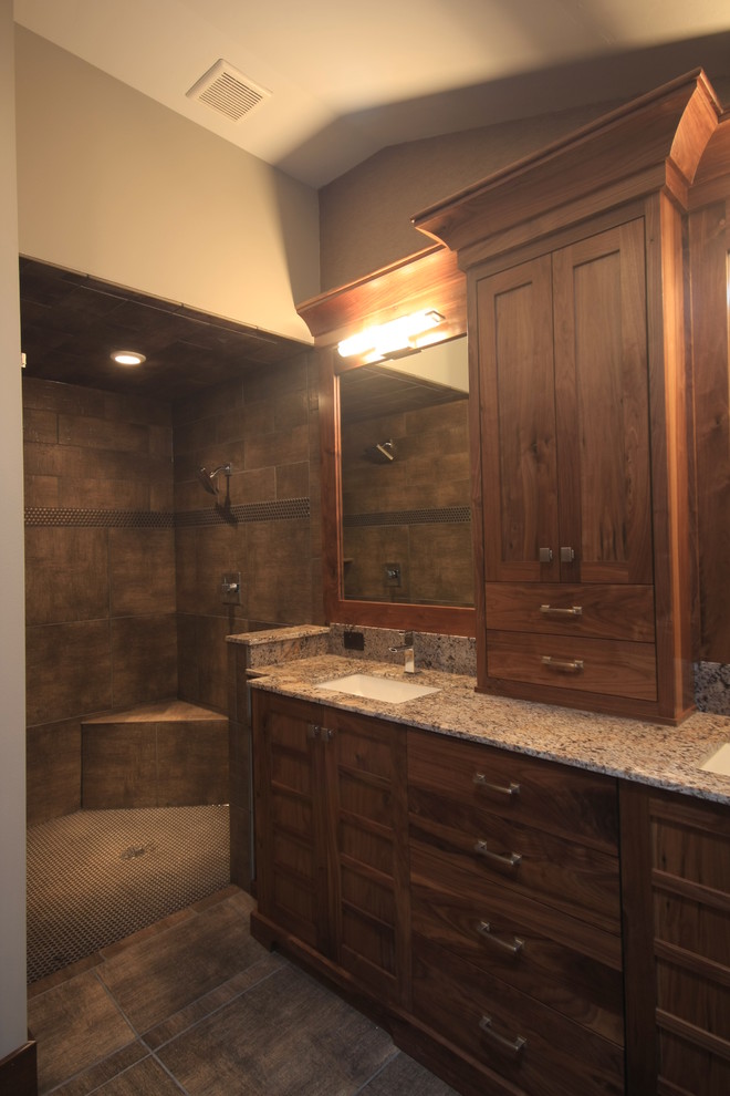 Bild på ett vintage badrum, med en öppen dusch, brun kakel och bruna väggar