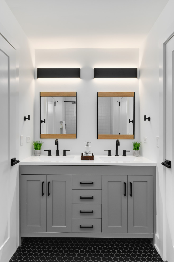 На фото: ванная комната среднего размера в стиле неоклассика (современная классика) с фасадами в стиле шейкер, серыми фасадами, белой плиткой, цементной плиткой, столешницей из кварцита, белой столешницей и душевой кабиной с
