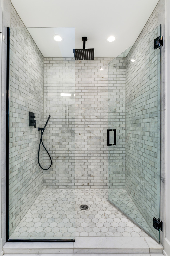 Immagine di una stanza da bagno per bambini tradizionale di medie dimensioni con ante in stile shaker, ante grigie, piastrelle bianche, piastrelle di cemento, top in quarzite e top bianco