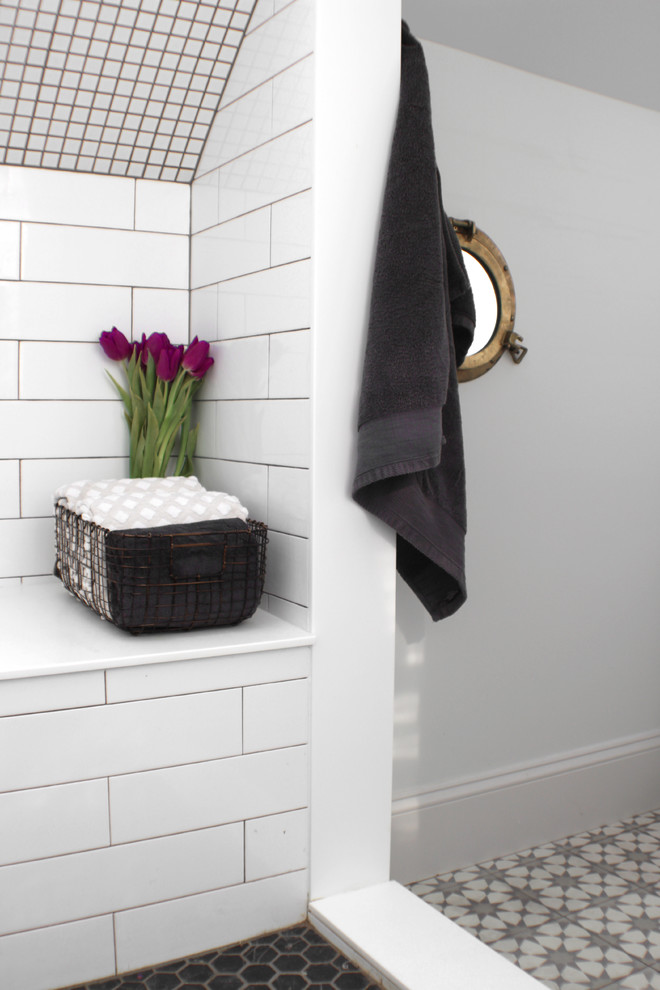 Modelo de cuarto de baño principal clásico renovado de tamaño medio con puertas de armario blancas, ducha abierta, baldosas y/o azulejos blancos, baldosas y/o azulejos en mosaico, paredes grises y suelo con mosaicos de baldosas