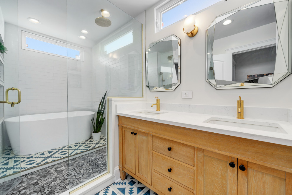 Идея дизайна: большая главная ванная комната в стиле неоклассика (современная классика) с искусственно-состаренными фасадами, отдельно стоящей ванной, душем над ванной, унитазом-моноблоком, серой плиткой, керамогранитной плиткой, серыми стенами, полом из мозаичной плитки, врезной раковиной, столешницей из кварцита, синим полом, душем с распашными дверями, белой столешницей и фасадами в стиле шейкер