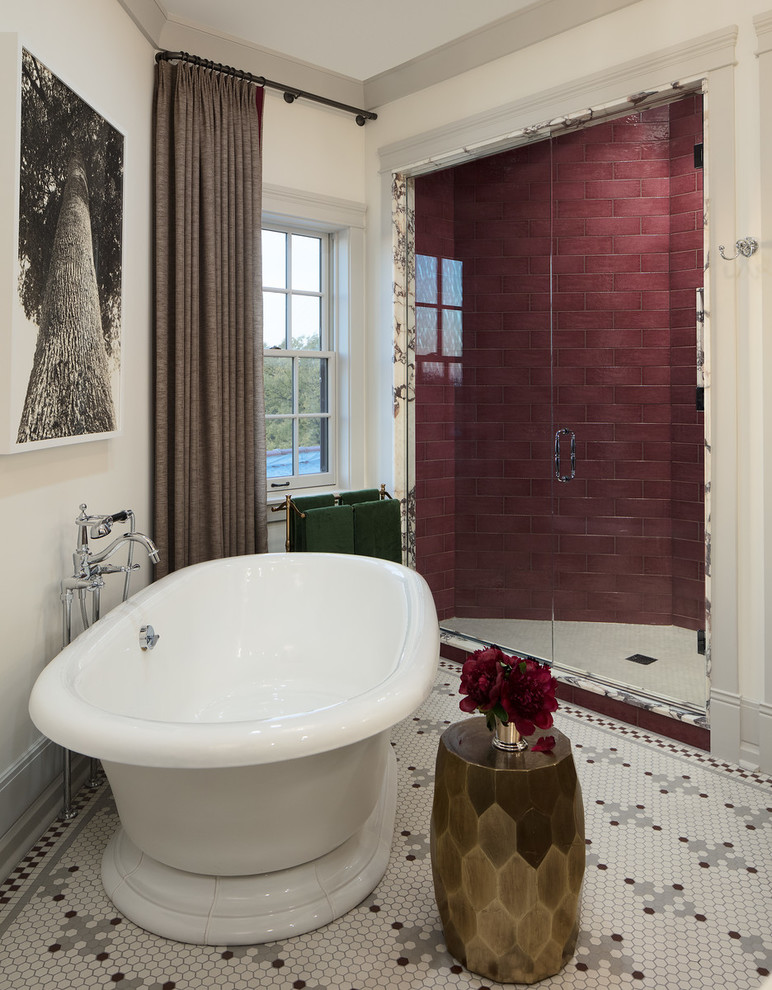 Идея дизайна: большая главная ванная комната в классическом стиле с фасадами островного типа, коричневыми фасадами, отдельно стоящей ванной, открытым душем, унитазом-моноблоком, красной плиткой, керамической плиткой, белыми стенами, полом из керамической плитки, врезной раковиной, мраморной столешницей, разноцветным полом, душем с распашными дверями и разноцветной столешницей