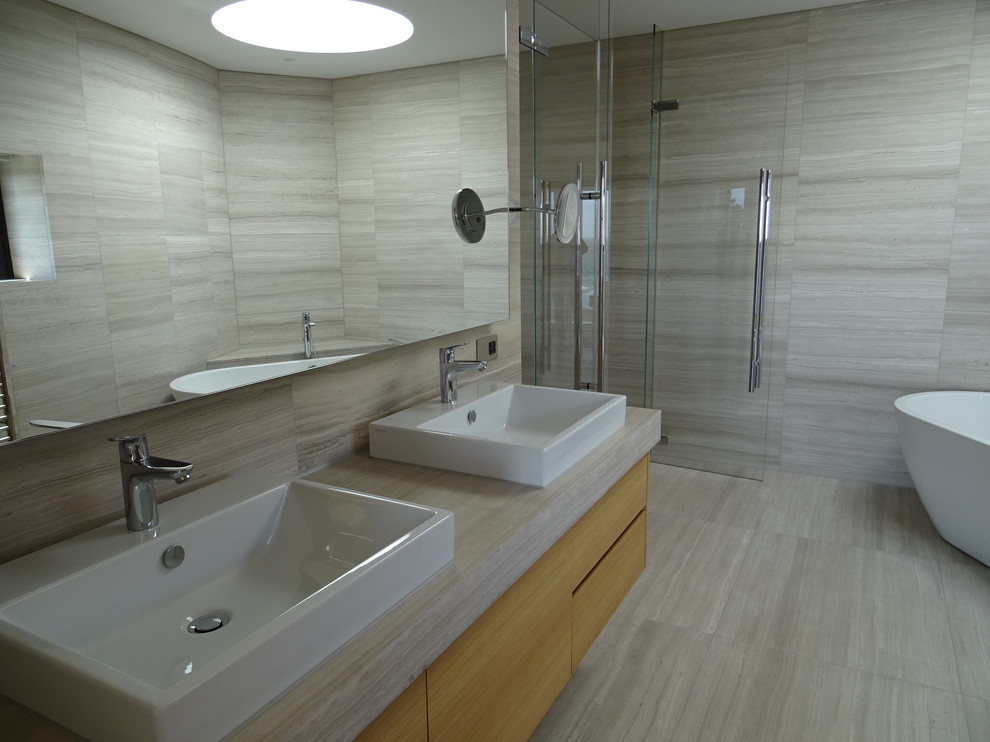 Réalisation d'une salle de bain principale design de taille moyenne avec un carrelage gris, du carrelage en pierre calcaire, un mur gris, un sol en calcaire, un plan de toilette en calcaire, un sol gris et un plan de toilette gris.