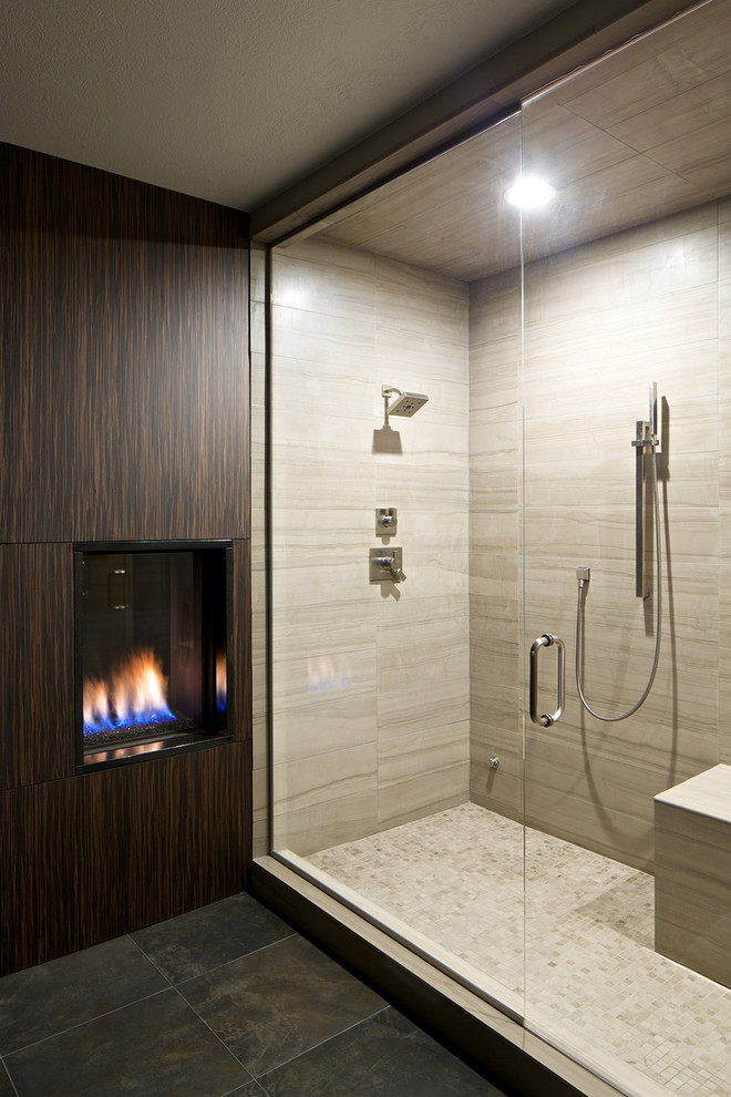 Diseño de cuarto de baño principal moderno grande con ducha empotrada, baldosas y/o azulejos beige, baldosas y/o azulejos de porcelana, paredes marrones y suelo de baldosas de cerámica