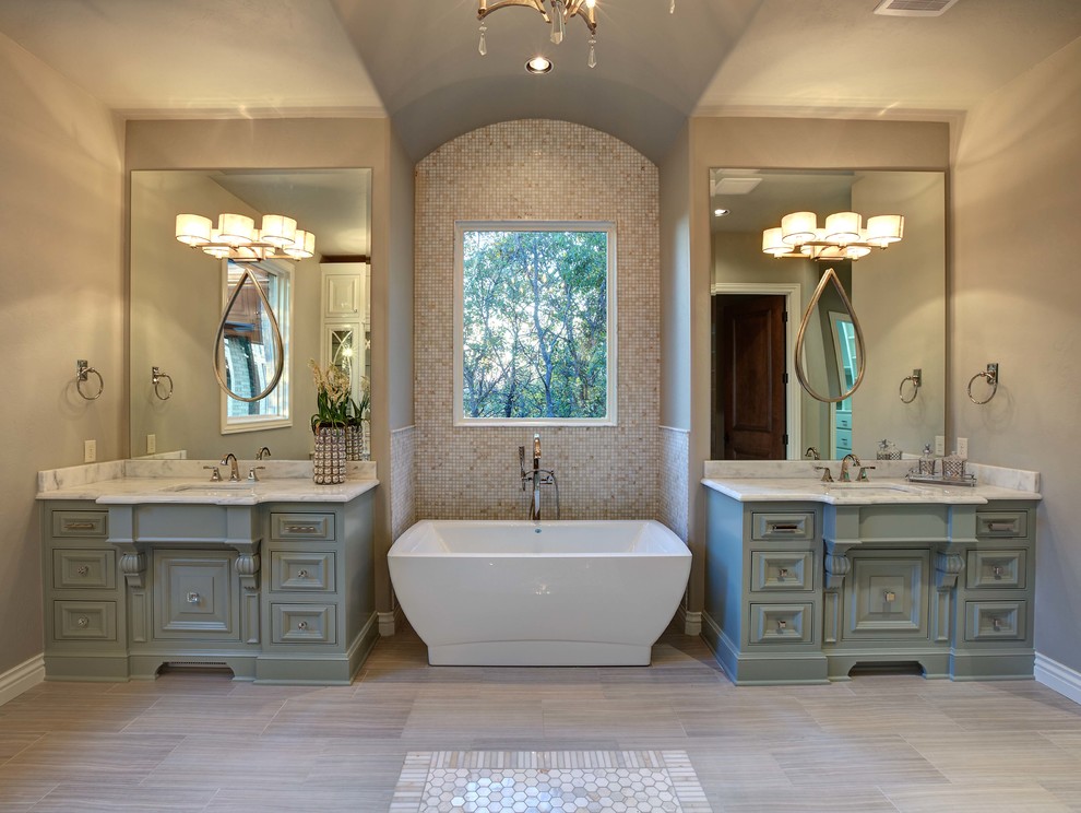 Exempel på ett stort modernt en-suite badrum, med luckor med infälld panel, gröna skåp, ett fristående badkar, flerfärgad kakel, vit kakel, mosaik, marmorbänkskiva, en dusch i en alkov, en toalettstol med separat cisternkåpa, beige väggar, mosaikgolv och ett undermonterad handfat