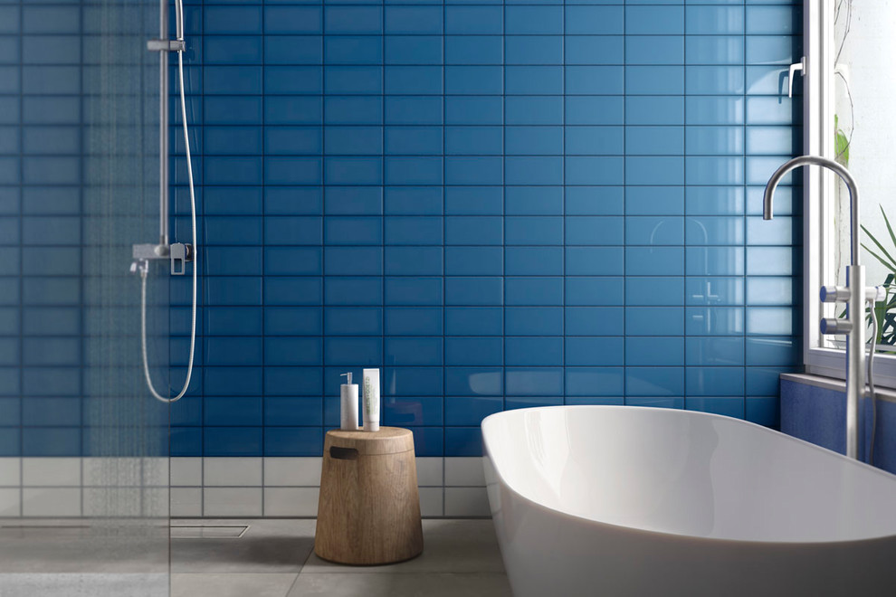 Источник вдохновения для домашнего уюта: главная ванная комната среднего размера в современном стиле с белыми фасадами, угловым душем, синей плиткой и керамической плиткой